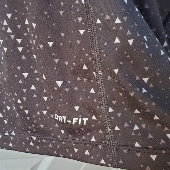 Nike Running Dri-Fit v-neck Tshirt. Black. Large. - Picture 7 of 8